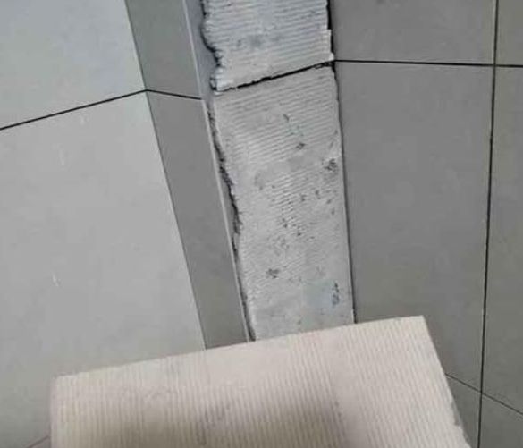 定陶瓷砖空鼓维修公司分享下厨房瓷砖脱落的补救措施。